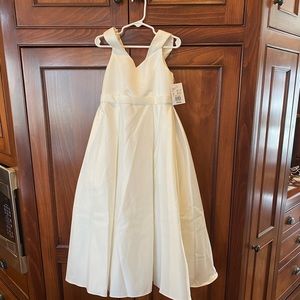 New with Tags!/Still in package. David’s Bridal Flower Girl Dress in size 4T.